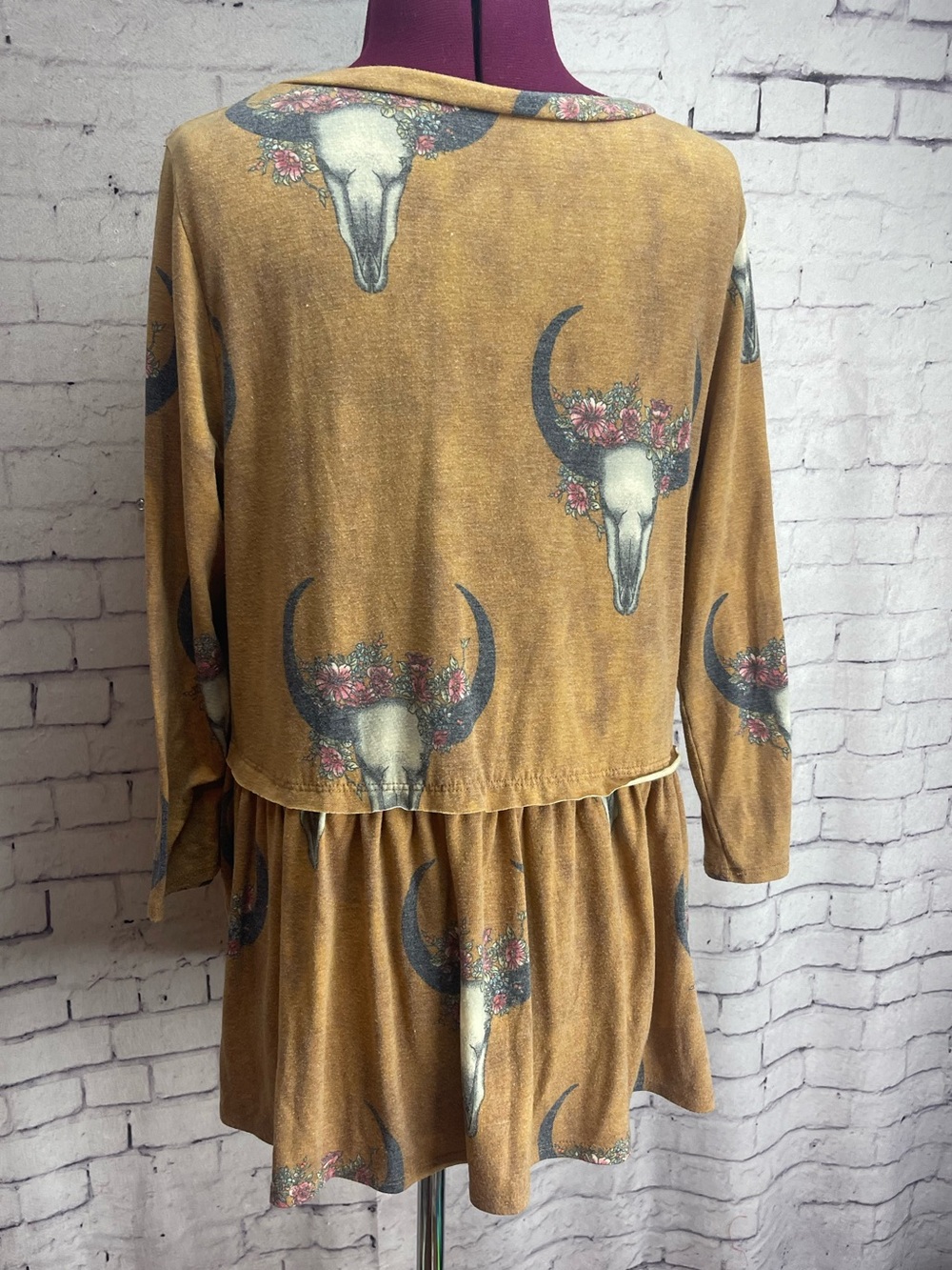 Jodifl size large 3/4 length sleeves peplum style shirt tan rustic cow skulls - Picture 4 of 6